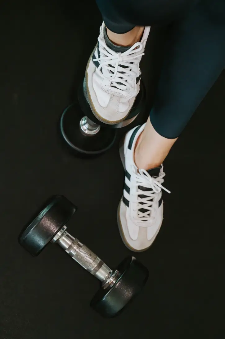 sermais_27_dumbell_at_feet_compressed